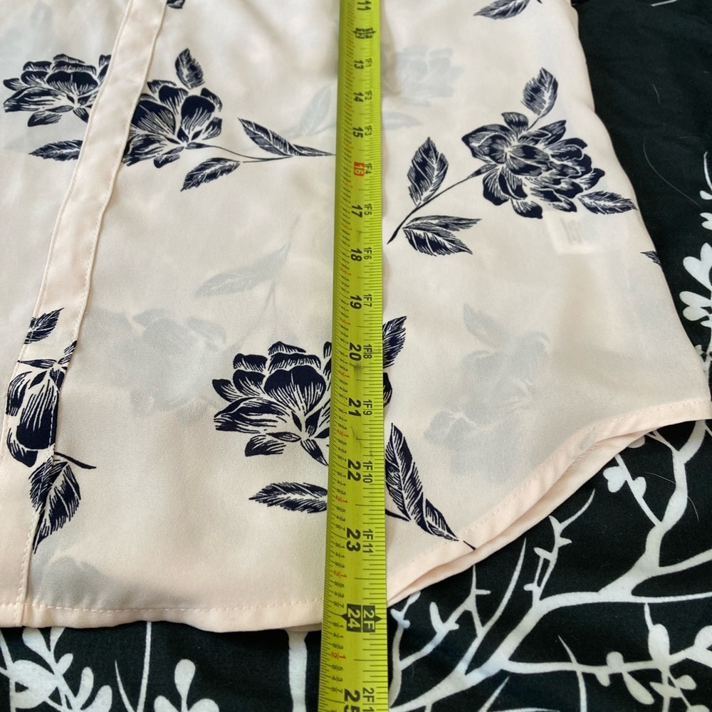 Beautiful floral blouse, women’s size medium. - Picture 9 of 12
